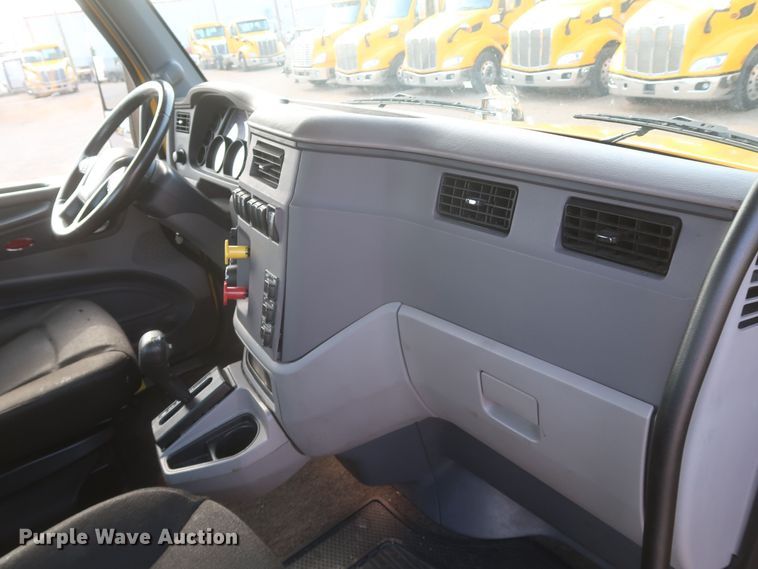 image for item KR9813 2016 Peterbilt 579  semi truck