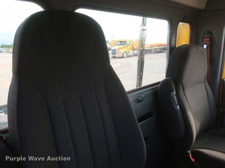 image for item KR9813 2016 Peterbilt 579  semi truck