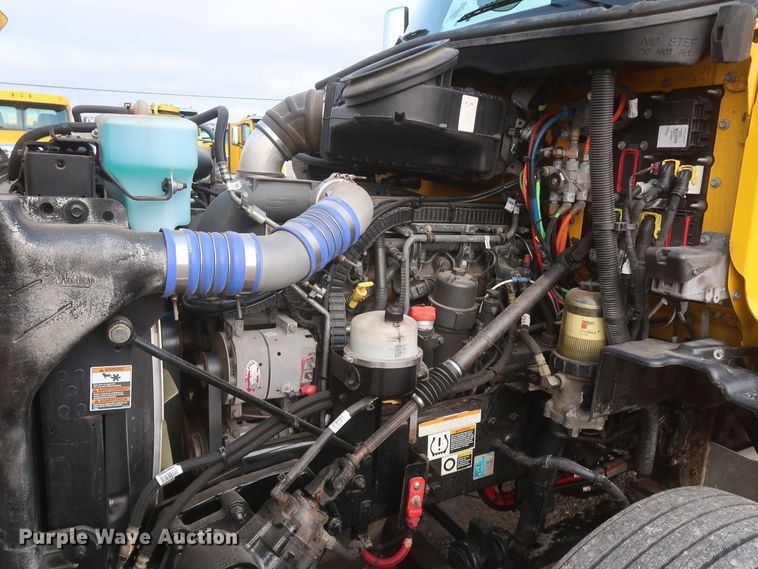 image for item KR9813 2016 Peterbilt 579  semi truck