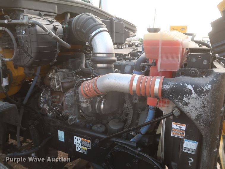 image for item KR9813 2016 Peterbilt 579  semi truck