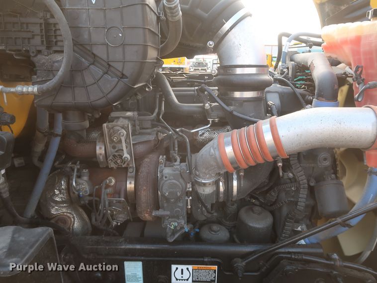 image for item KR9813 2016 Peterbilt 579  semi truck