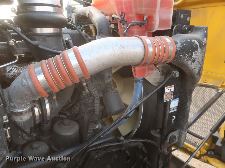 image for item KR9813 2016 Peterbilt 579  semi truck