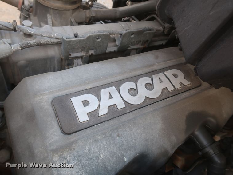 image for item KR9813 2016 Peterbilt 579  semi truck