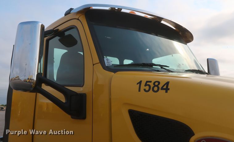 image for item KR9813 2016 Peterbilt 579  semi truck