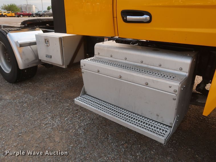 image for item KR9813 2016 Peterbilt 579  semi truck