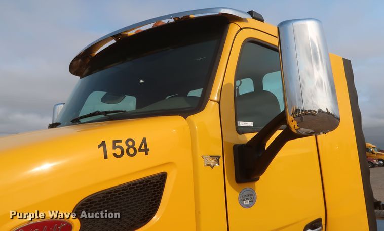 image for item KR9813 2016 Peterbilt 579  semi truck