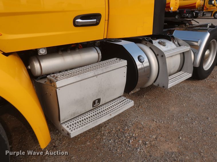 image for item KR9813 2016 Peterbilt 579  semi truck