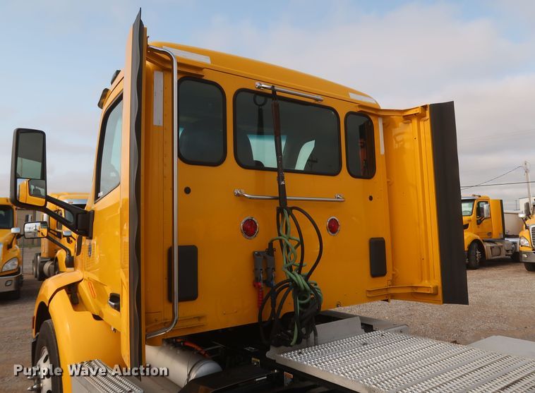 image for item KR9813 2016 Peterbilt 579  semi truck