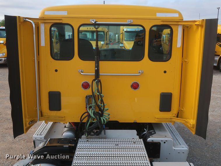 image for item KR9813 2016 Peterbilt 579  semi truck