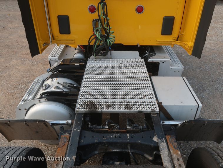 image for item KR9813 2016 Peterbilt 579  semi truck