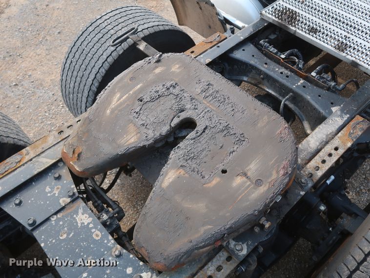 image for item KR9813 2016 Peterbilt 579  semi truck