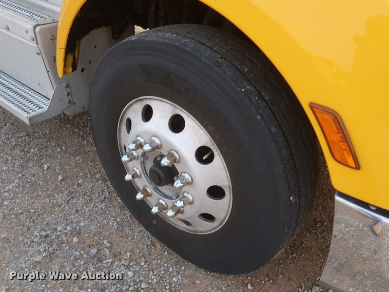 image for item KR9813 2016 Peterbilt 579  semi truck