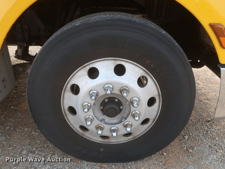 image for item KR9813 2016 Peterbilt 579  semi truck