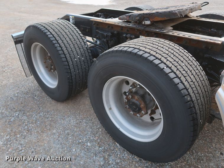 image for item KR9813 2016 Peterbilt 579  semi truck