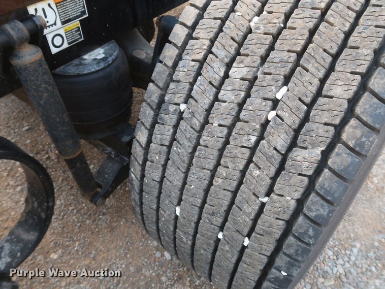 image for item KR9813 2016 Peterbilt 579  semi truck