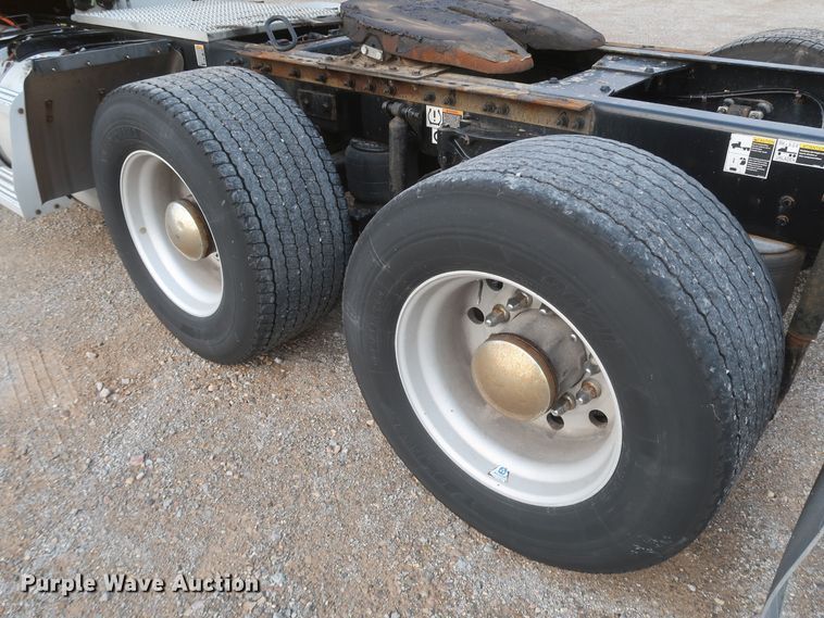 image for item KR9813 2016 Peterbilt 579  semi truck