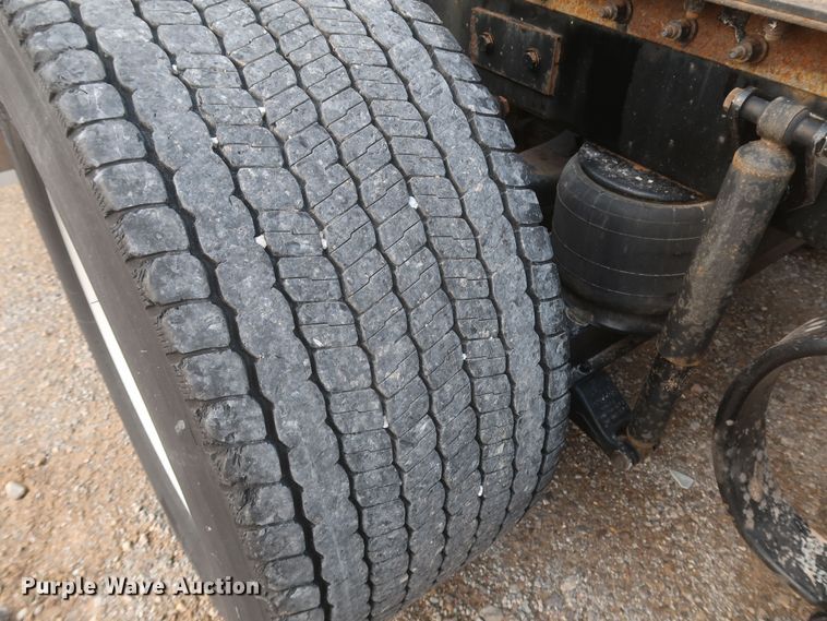 image for item KR9813 2016 Peterbilt 579  semi truck