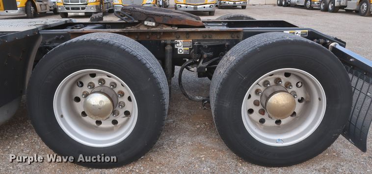 image for item KR9813 2016 Peterbilt 579  semi truck