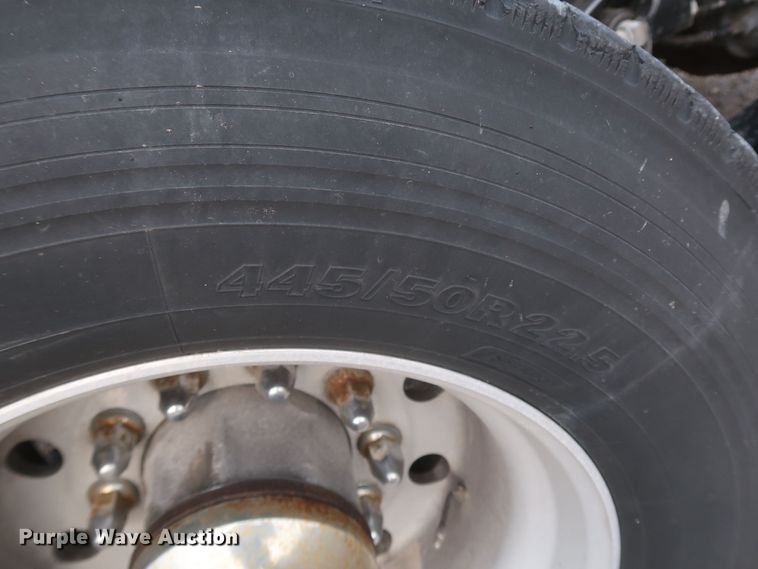 image for item KR9813 2016 Peterbilt 579  semi truck