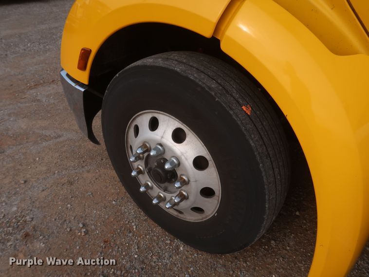 image for item KR9813 2016 Peterbilt 579  semi truck