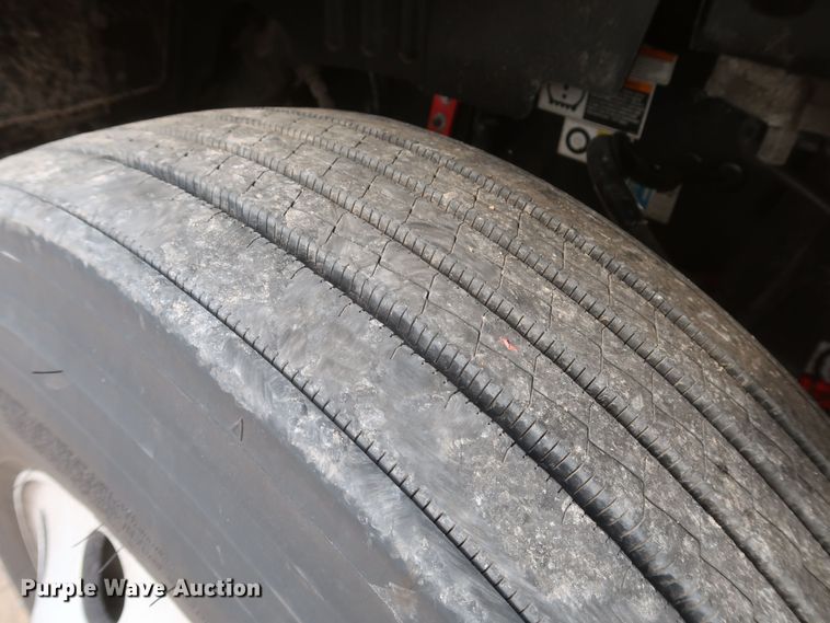 image for item KR9813 2016 Peterbilt 579  semi truck