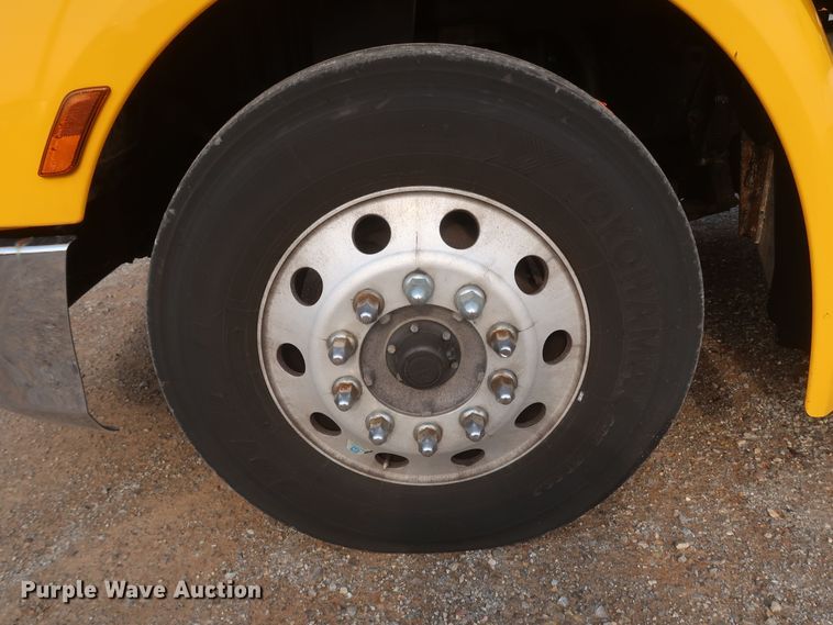 image for item KR9813 2016 Peterbilt 579  semi truck