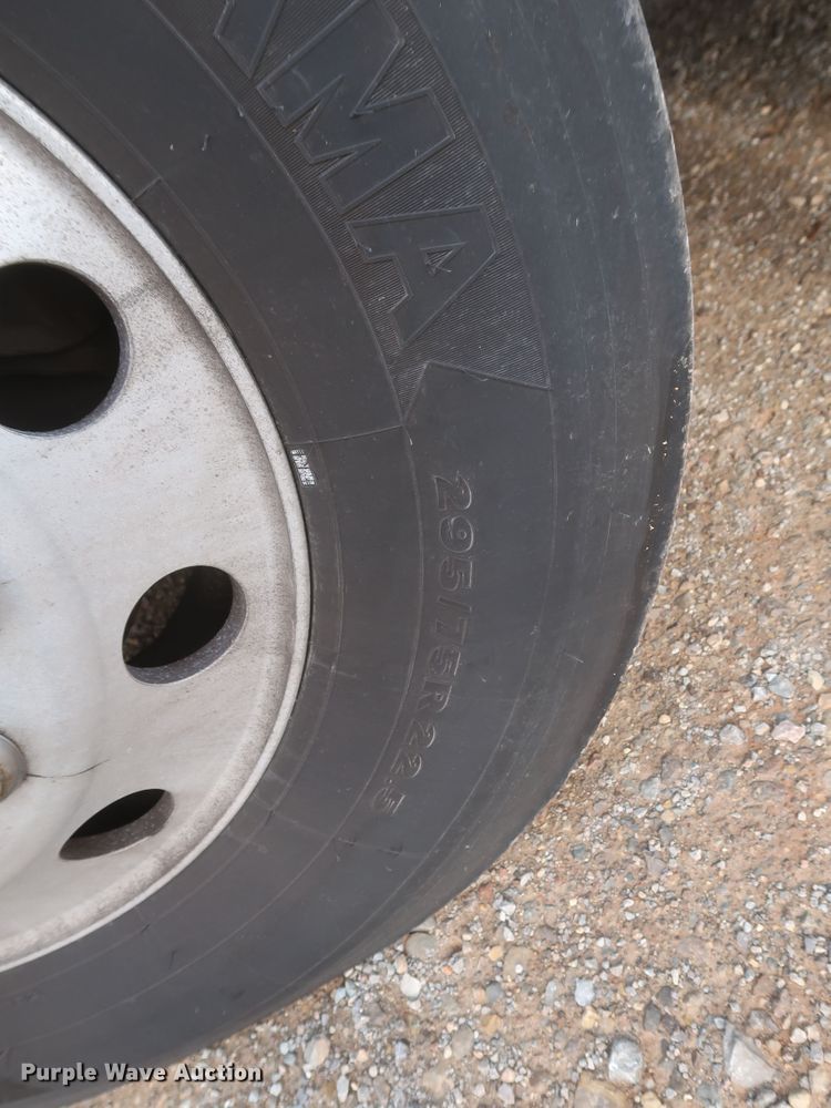 image for item KR9813 2016 Peterbilt 579  semi truck