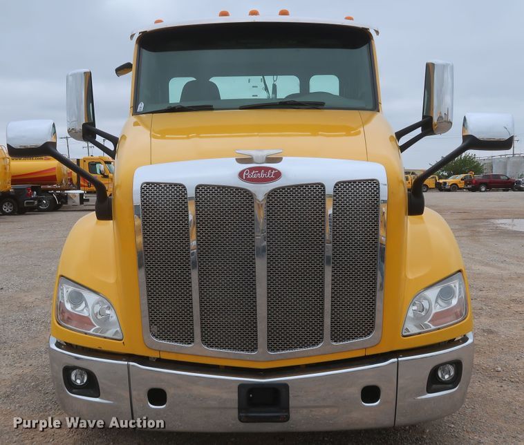 image for item KR9814 2016 Peterbilt 579  semi truck