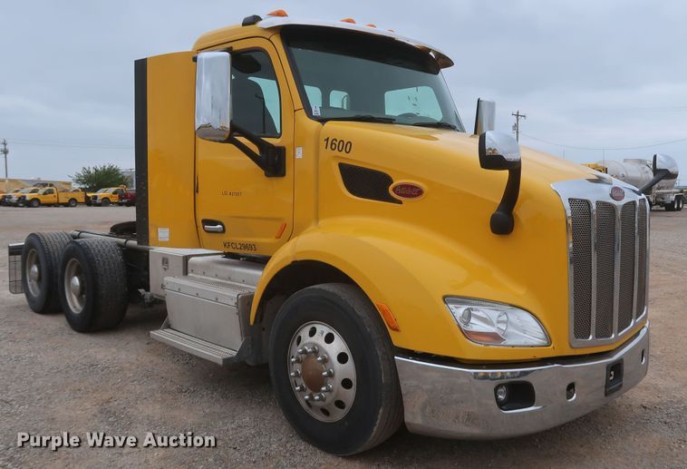 image for item KR9814 2016 Peterbilt 579  semi truck