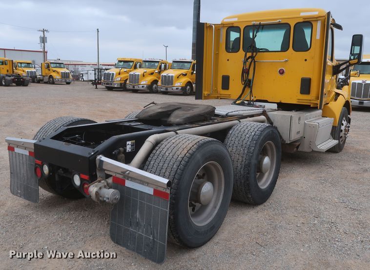 image for item KR9814 2016 Peterbilt 579  semi truck