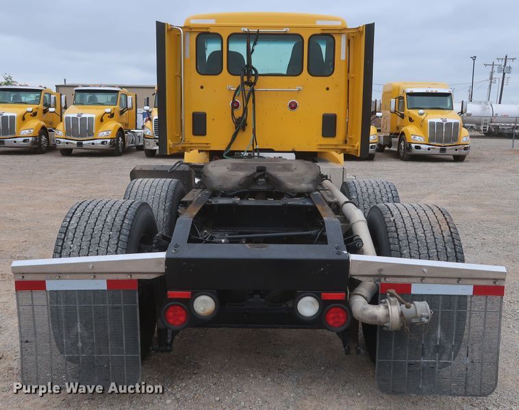 image for item KR9814 2016 Peterbilt 579  semi truck