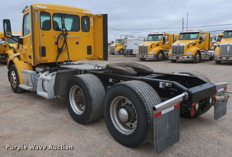 image for item KR9814 2016 Peterbilt 579  semi truck