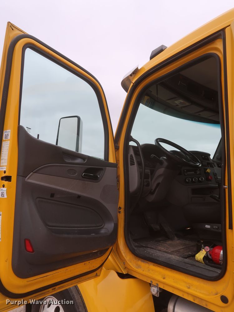 image for item KR9814 2016 Peterbilt 579  semi truck