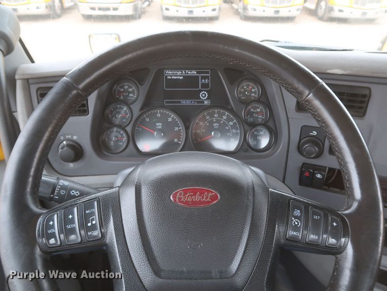 image for item KR9814 2016 Peterbilt 579  semi truck