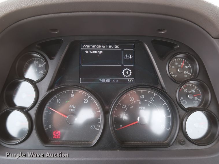 image for item KR9814 2016 Peterbilt 579  semi truck