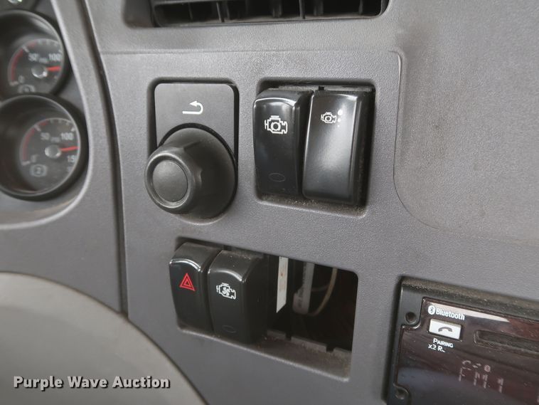 image for item KR9814 2016 Peterbilt 579  semi truck