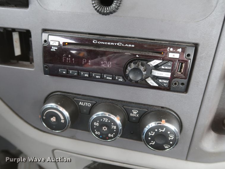 image for item KR9814 2016 Peterbilt 579  semi truck