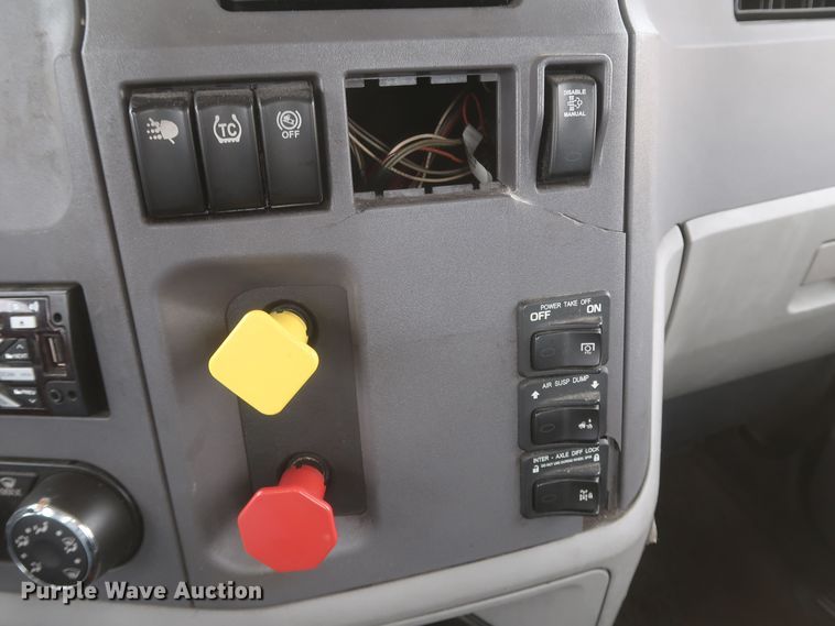 image for item KR9814 2016 Peterbilt 579  semi truck