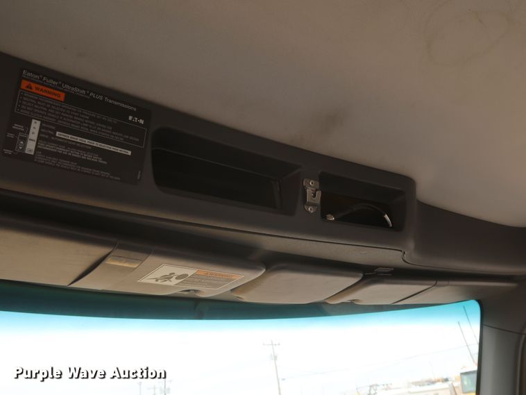 image for item KR9814 2016 Peterbilt 579  semi truck