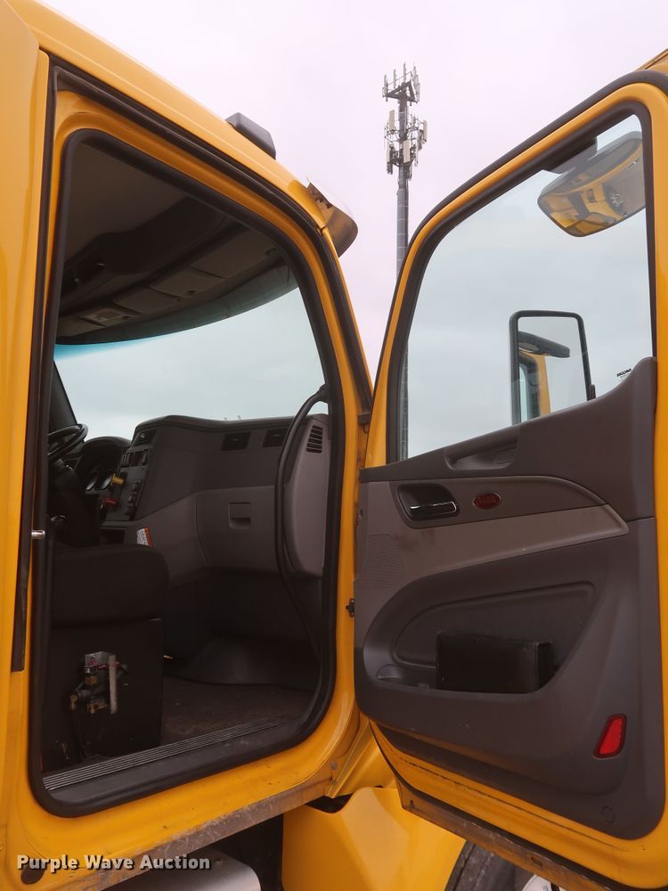 image for item KR9814 2016 Peterbilt 579  semi truck