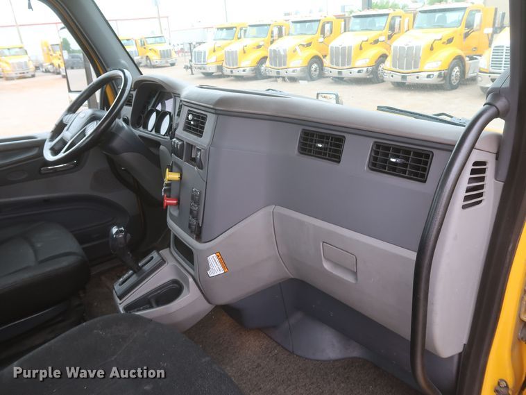 image for item KR9814 2016 Peterbilt 579  semi truck