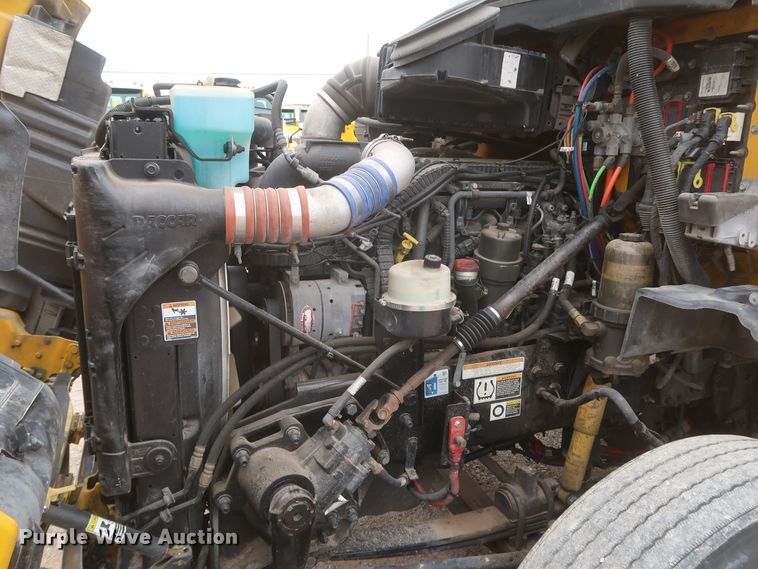 image for item KR9814 2016 Peterbilt 579  semi truck