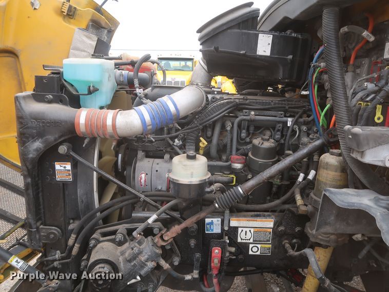 image for item KR9814 2016 Peterbilt 579  semi truck