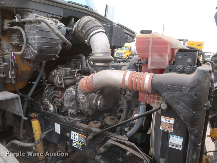 image for item KR9814 2016 Peterbilt 579  semi truck