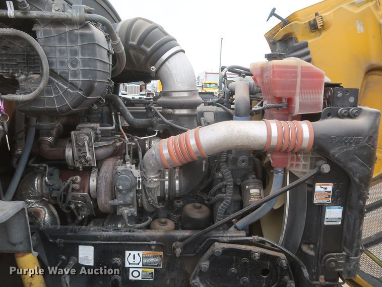 image for item KR9814 2016 Peterbilt 579  semi truck