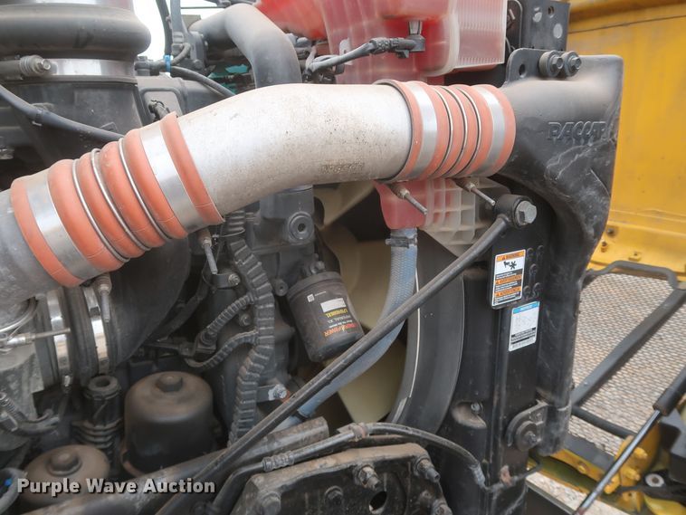 image for item KR9814 2016 Peterbilt 579  semi truck