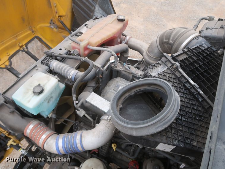 image for item KR9814 2016 Peterbilt 579  semi truck