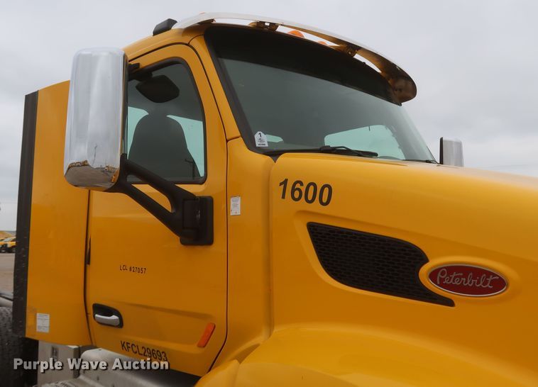 image for item KR9814 2016 Peterbilt 579  semi truck