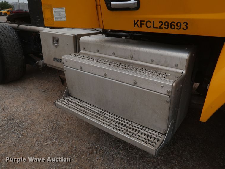 image for item KR9814 2016 Peterbilt 579  semi truck