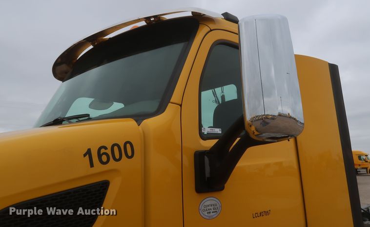 image for item KR9814 2016 Peterbilt 579  semi truck